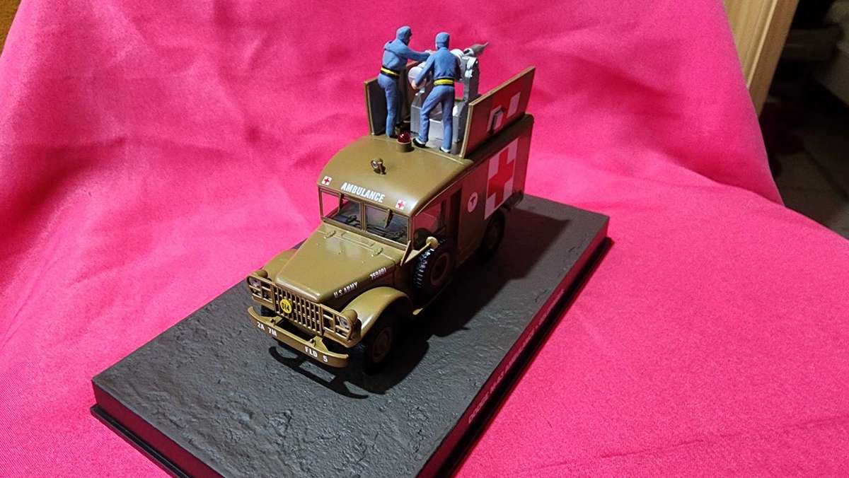 Dodge Old-School Ambulance (1:43) James Bond