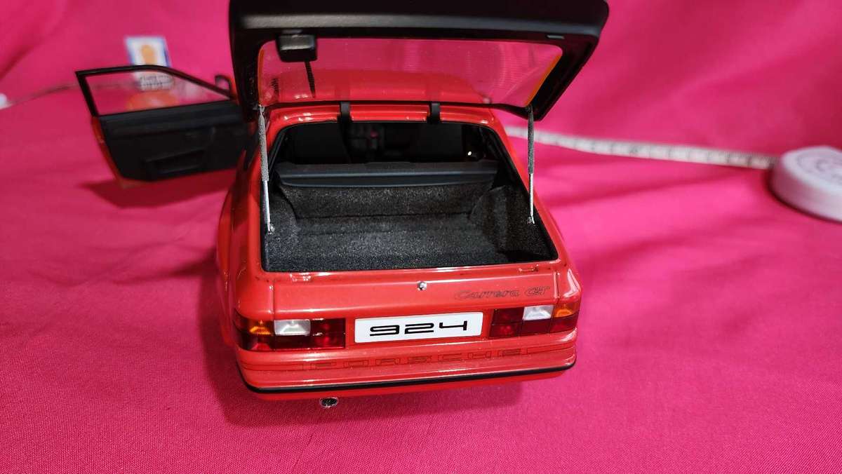 Porsche 924 ( Autoart ) 1:18