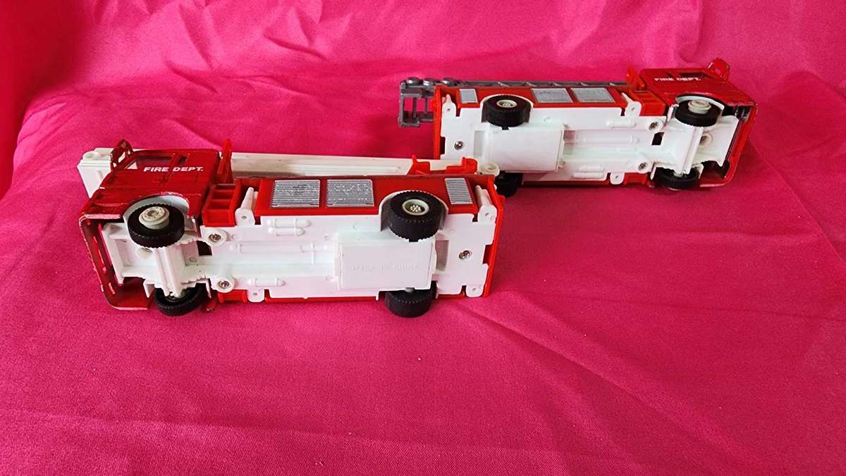2 x No Name Fire Engines