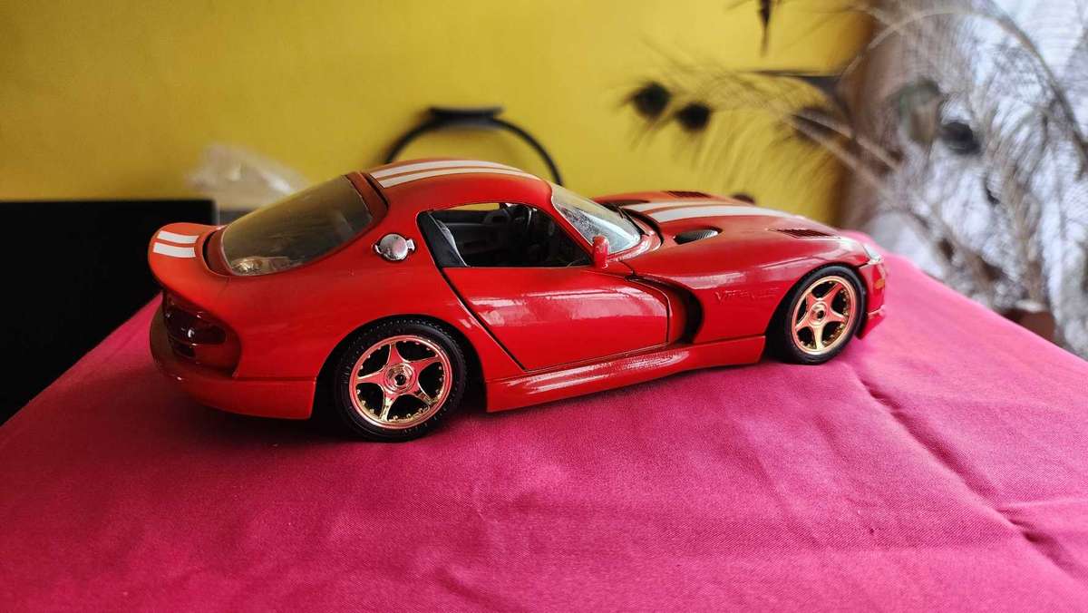 Viper GTS Coupe "Dodge" 1,18 Bburago