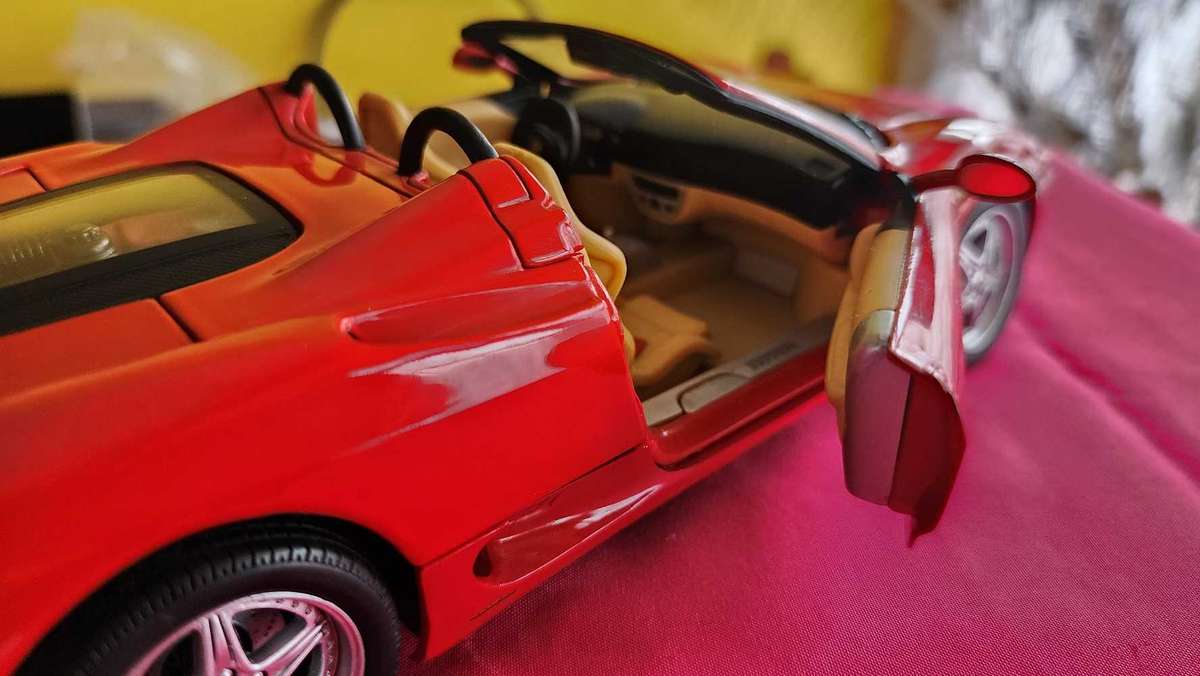 Ferrari 1:1> by Hotwheels