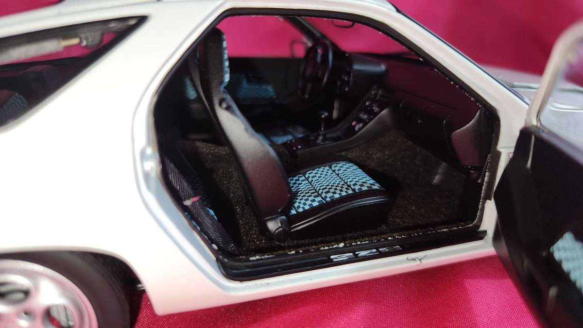 Porsche 928   ( Autoart )  1:18