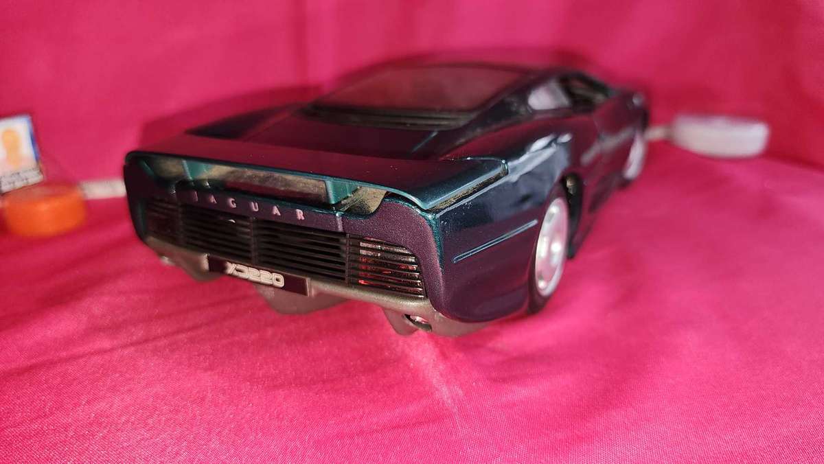 Jaguar X 220 (1:18) Maisto