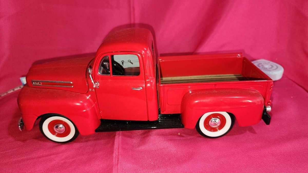 48' Ford Pick-Up Truck { 1,18 }