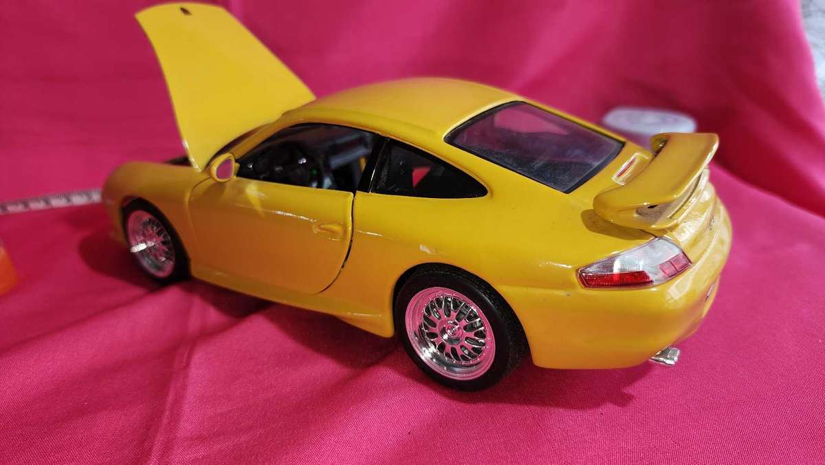 Porsche Carrera 911 Road-Car (1:18)  Bburago