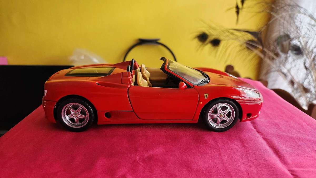 Ferrari 1:1> by Hotwheels