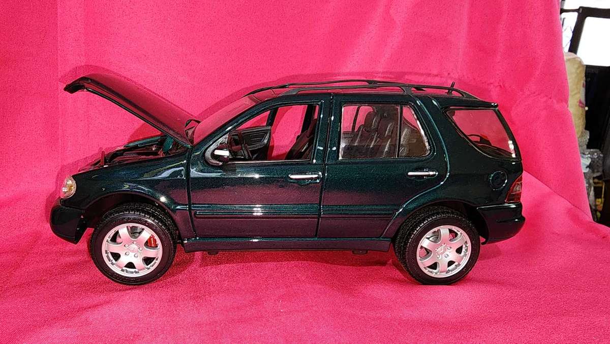 Mercedes ML (1:18)