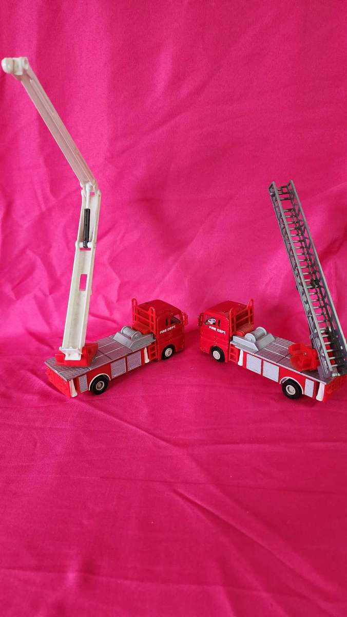 2 x No Name Fire Engines