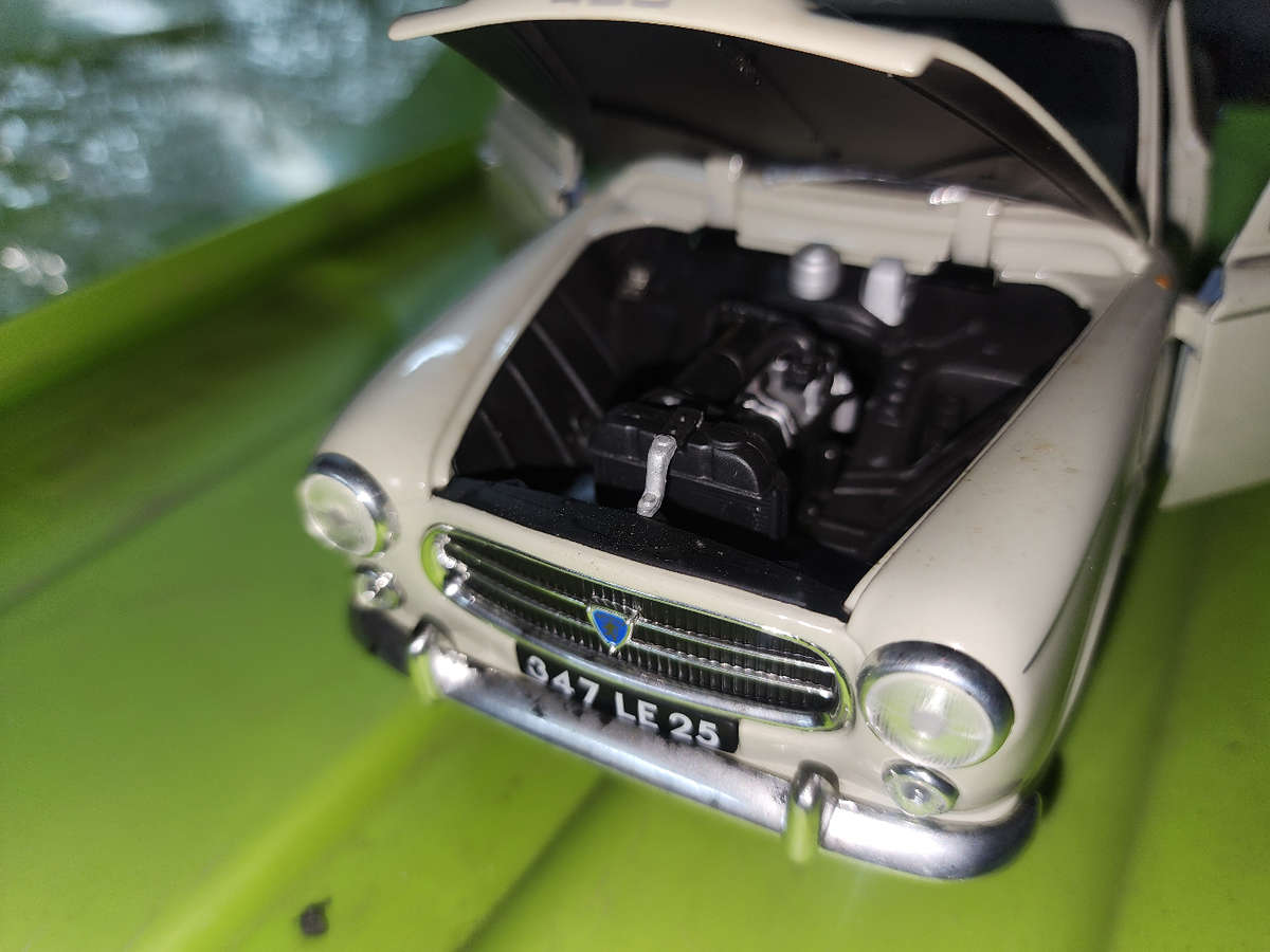 Peugeot 403 Sedan (1:18) Solido