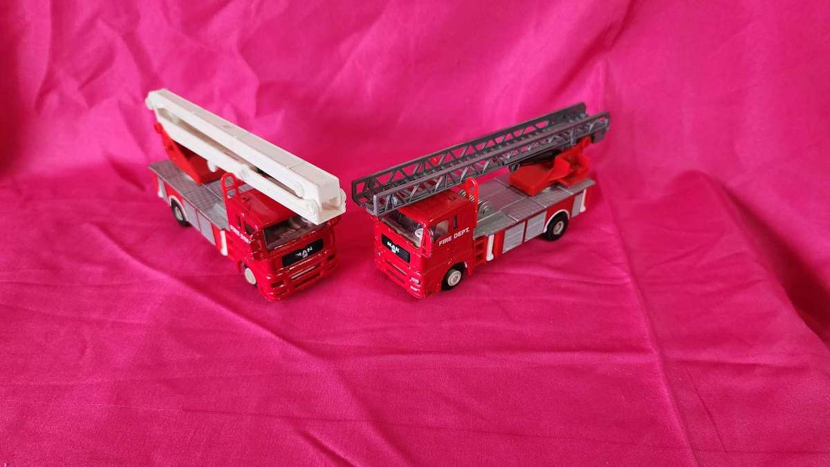 2 x No Name Fire Engines