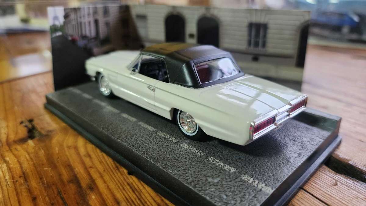 Ford Thunderbird 1:43