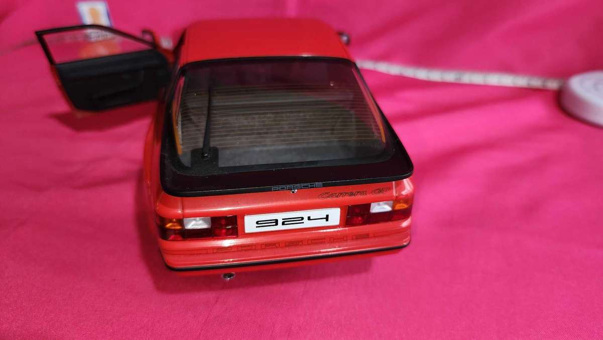 Porsche 924 ( Autoart ) 1:18