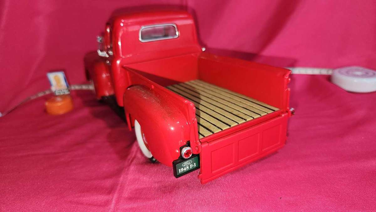 48' Ford Pick-Up Truck { 1,18 }