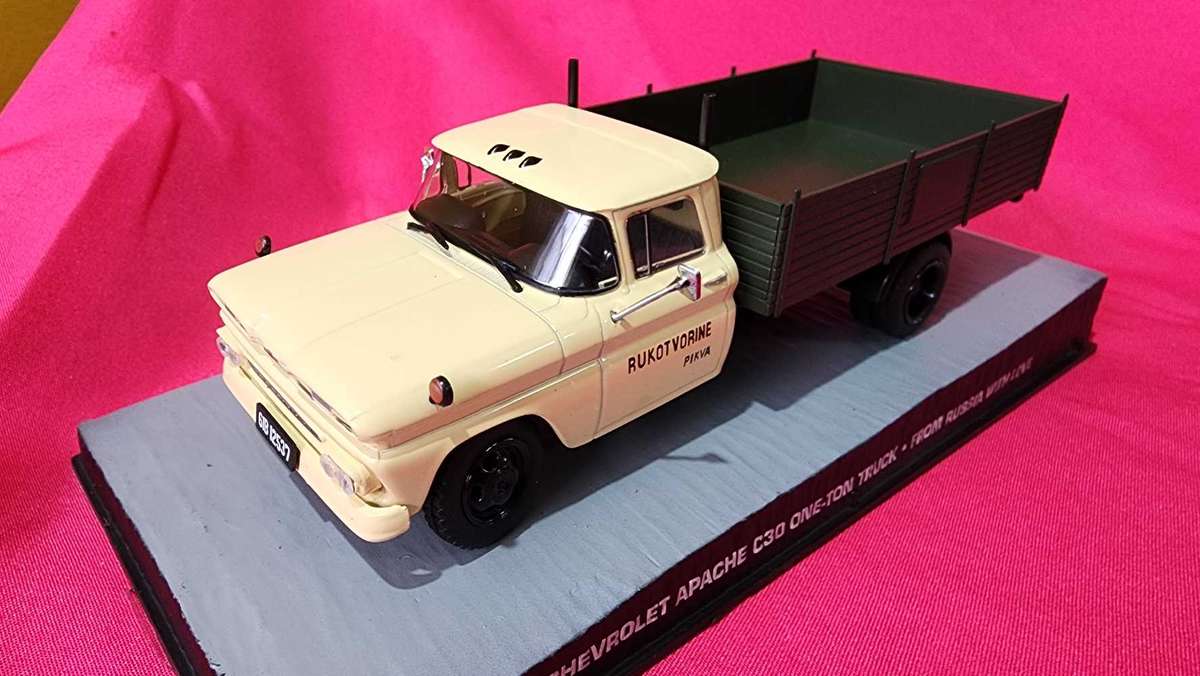 Chev Apaché "1" Tone Truck ? (1:43) James Bond