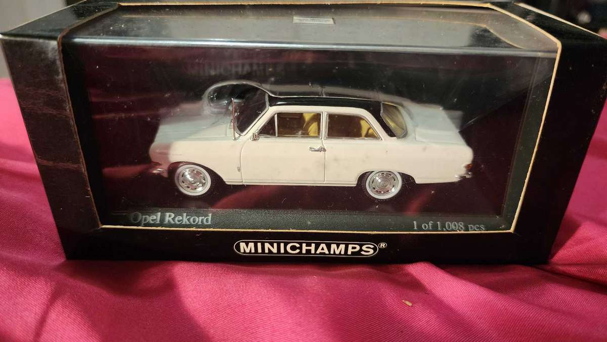 Opel Rekord ( Old-School ) by Minichamps
