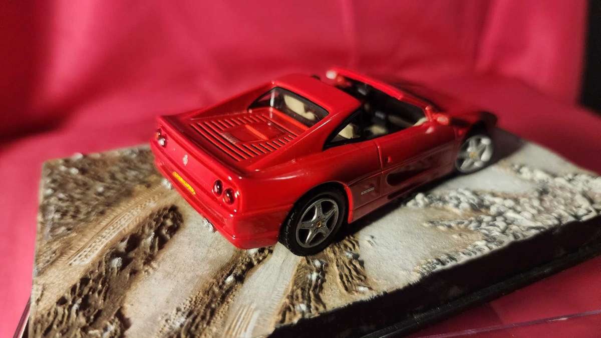 Ferrari F355 GTS   James Bond