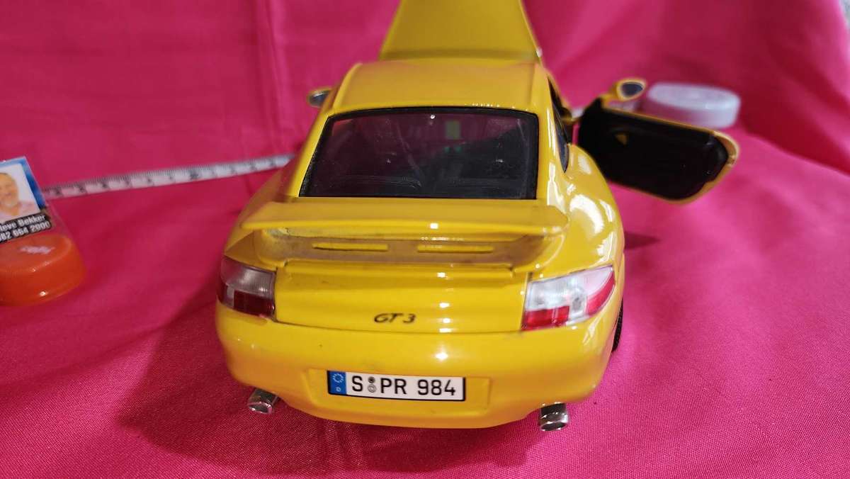 Porsche Carrera 911 Road-Car (1:18)  Bburago