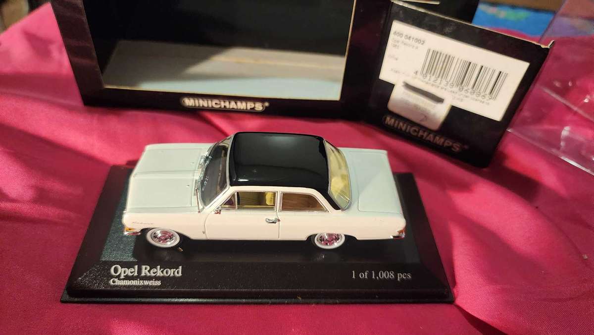 Opel Rekord ( Old-School ) by Minichamps