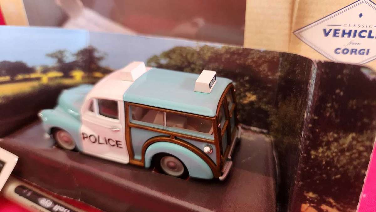 Morris Minor Traveller Corgi