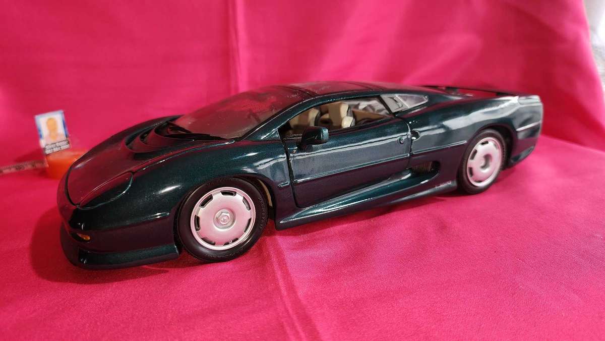 Jaguar X 220 (1:18) Maisto