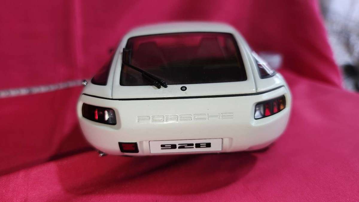 Porsche 928   ( Autoart )  1:18