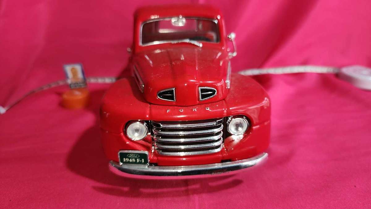 48' Ford Pick-Up Truck { 1,18 }