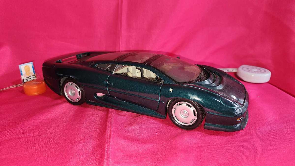 Jaguar X 220 (1:18) Maisto