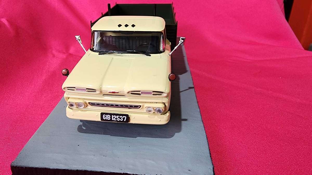 Chev Apaché "1" Tone Truck ? (1:43) James Bond