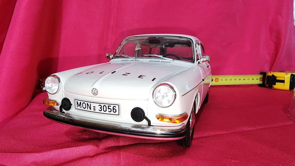 Volkswagen Notch-Back Station Wagon (Police) 1:18 Minichamps