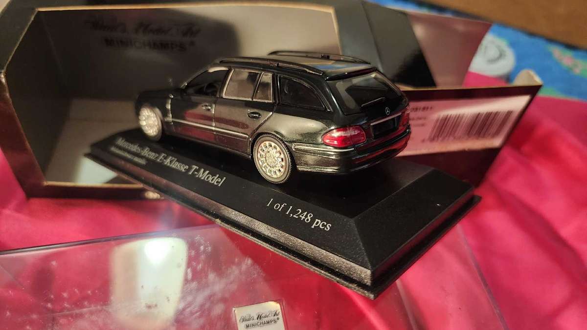 Mercedes E-Klasse "T-Model" by Minichamps