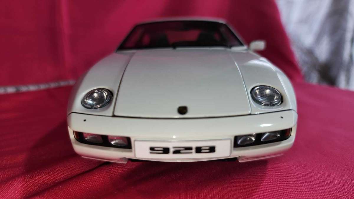 Porsche 928   ( Autoart )  1:18