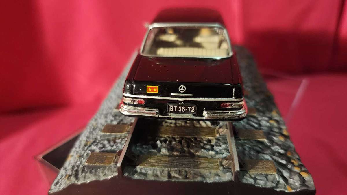 Mercedes 250 SE James Bond (1,43)