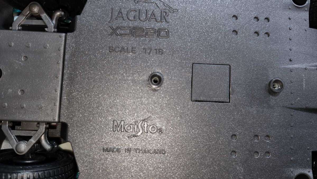 Jaguar X 220 (1:18) Maisto