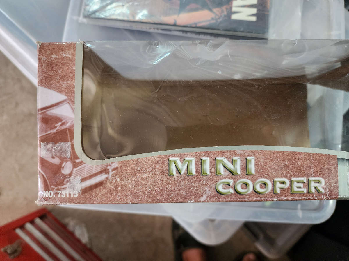 Minu Cooper (1:18)