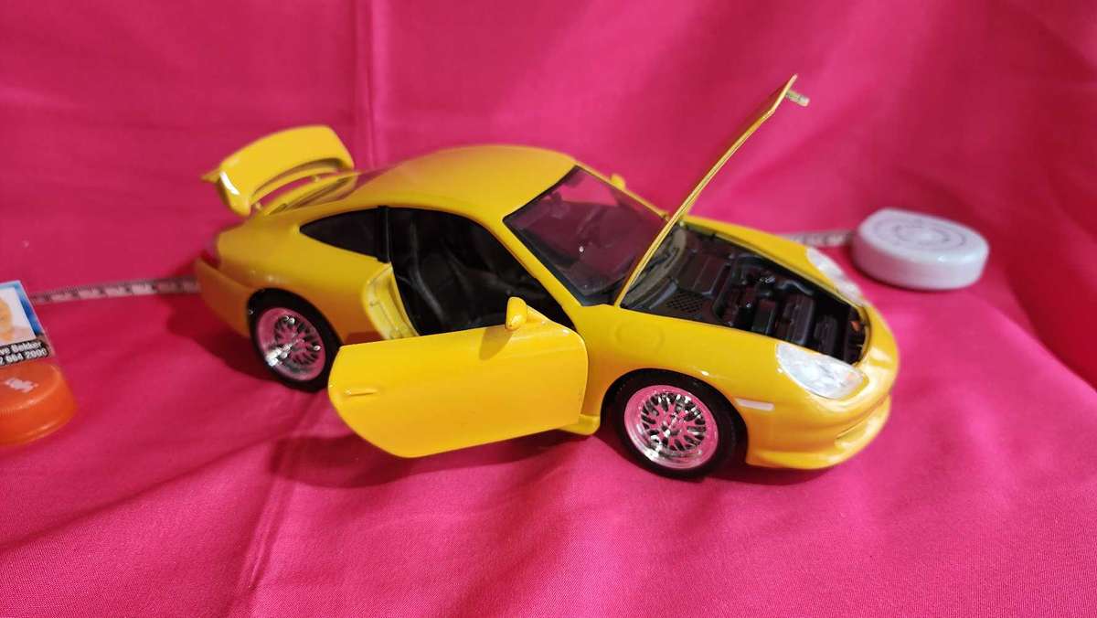 Porsche Carrera 911 Road-Car (1:18)  Bburago