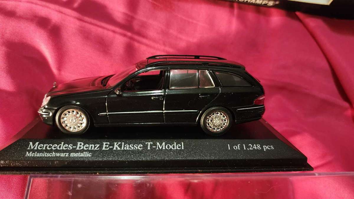 Mercedes E-Klasse "T-Model" by Minichamps