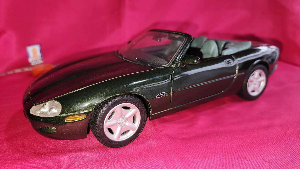Jaguar XK 8 ( 1:18 )
