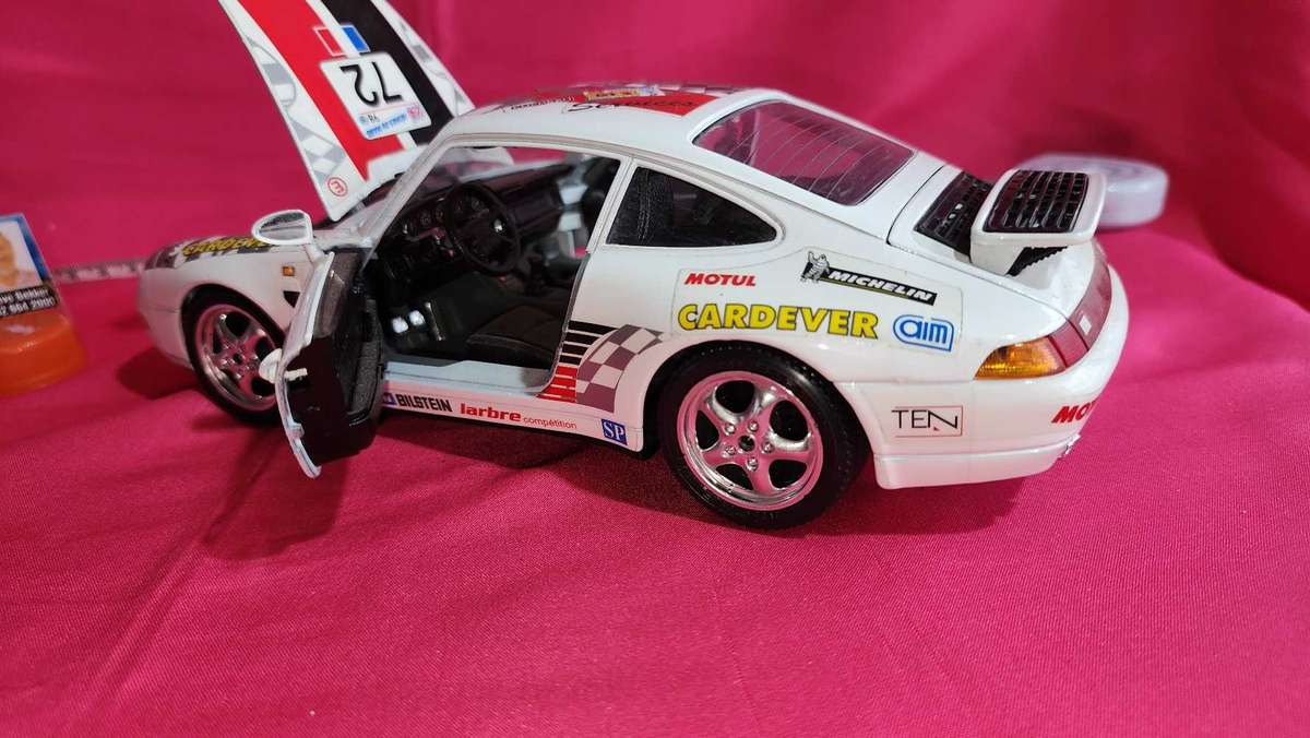 Porsche Carrera 911 90's  Bburago  (1:18)