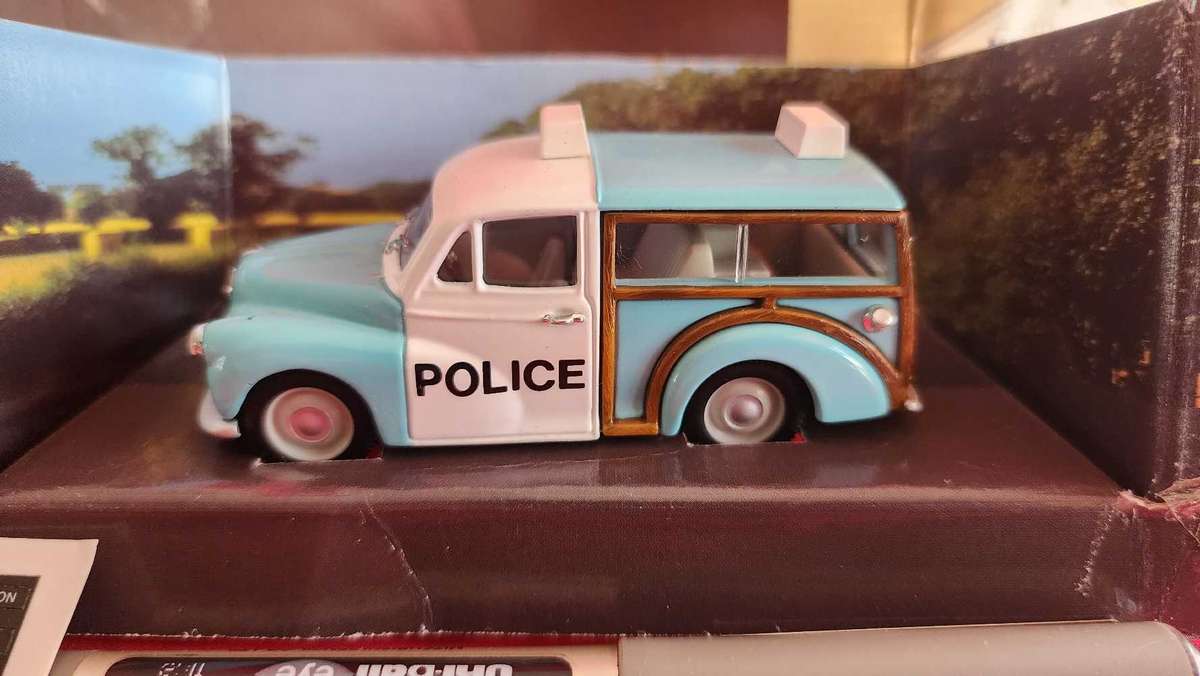 Morris Minor Traveller Corgi