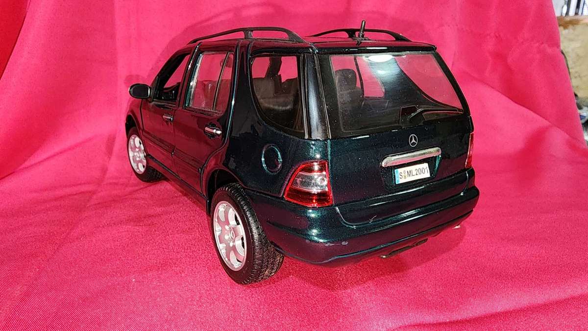 Mercedes ML (1:18)