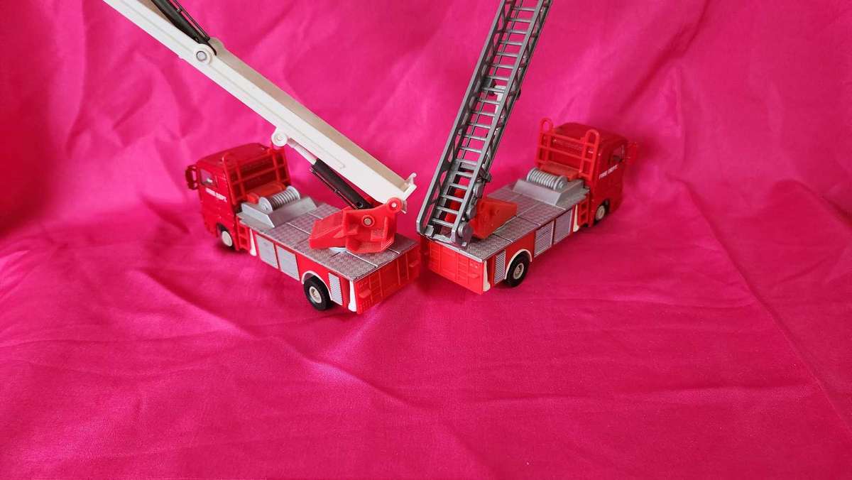 2 x No Name Fire Engines