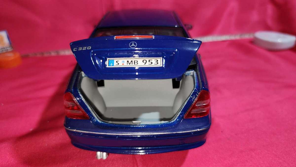 Mercedes C320 (1:18) by Welly