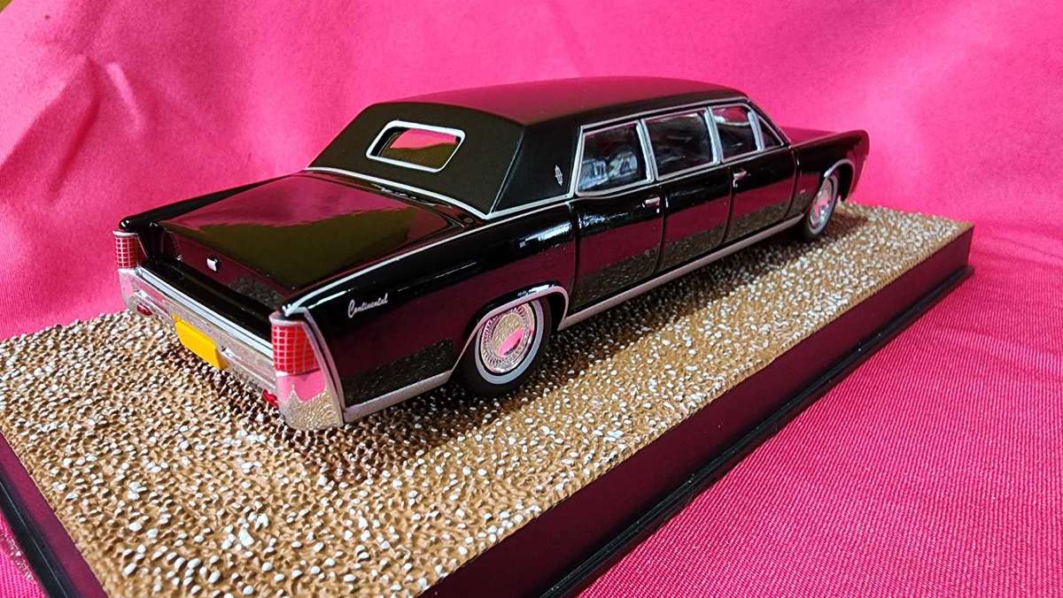 Lincoln Continental Stretched Limo (1:43)  James Bond
