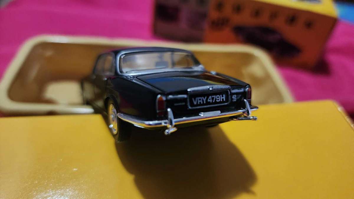 Daimler Sovereign ( Jag XJ6 ) by Vanguards