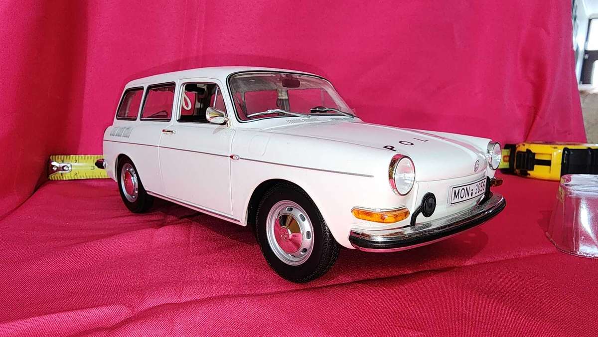 Volkswagen Notch-Back Station Wagon (Police) 1:18 Minichamps