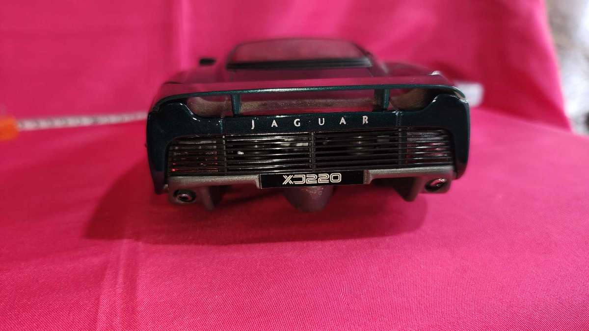 Jaguar X 220 (1:18) Maisto