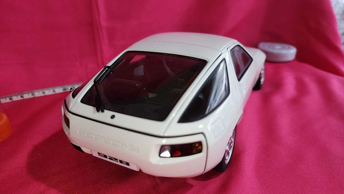 Porsche 928   ( Autoart )  1:18