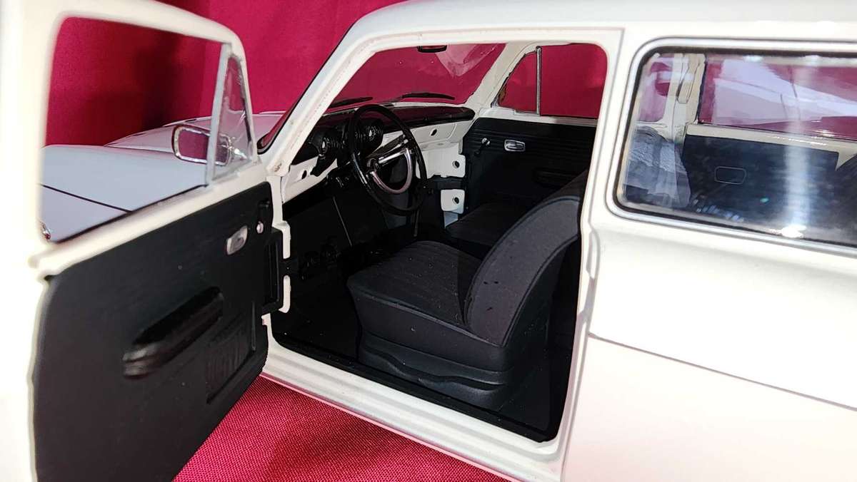 Volkswagen Notch-Back Station Wagon (Police) 1:18 Minichamps