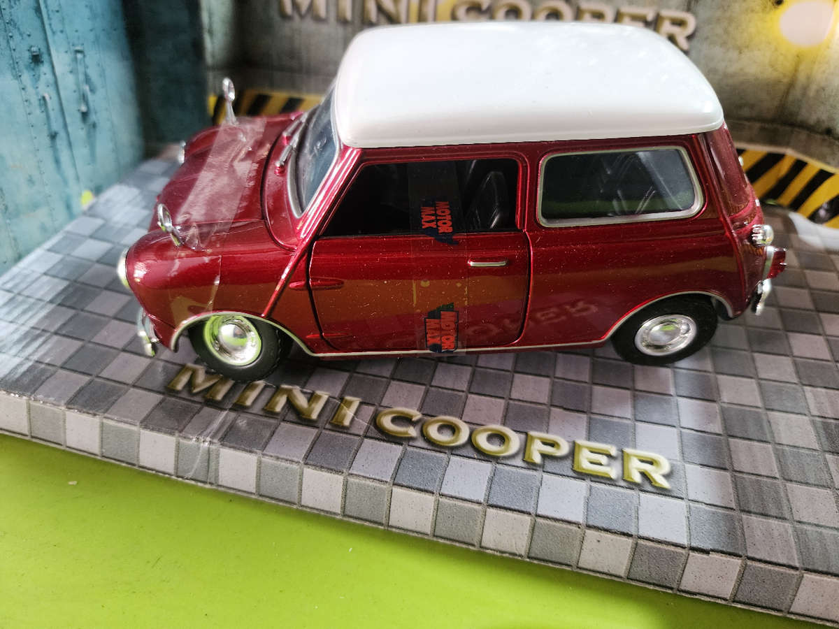 Minu Cooper (1:18)