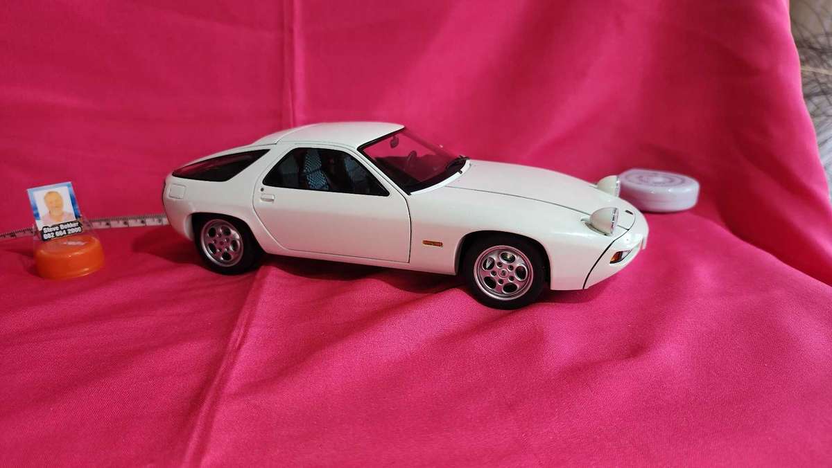Porsche 928   ( Autoart )  1:18